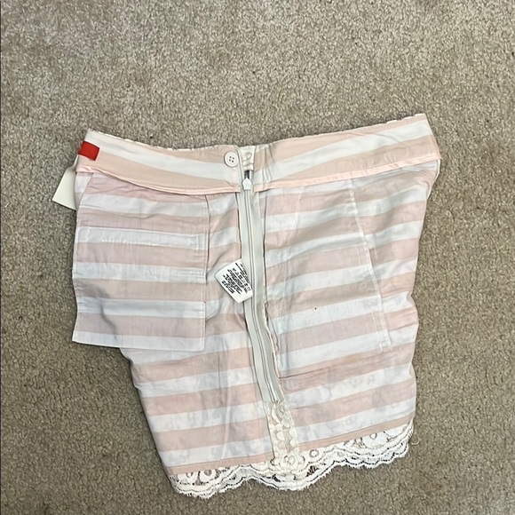 Lace Overlay Shorts in Cream and Pink - Picture 7 of 7